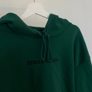 Grönt mjukisset  - Grönt mjukisset med hoodie och mjukisbyxor i storlek M från Shein. Använd några fåtal gånger.