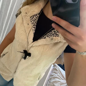 Beige pälsväst - As snygg väst från pompdelux!💕 Storlek 158/164 men sitter som en xs-s! Hör av er vid frågor🥰.
