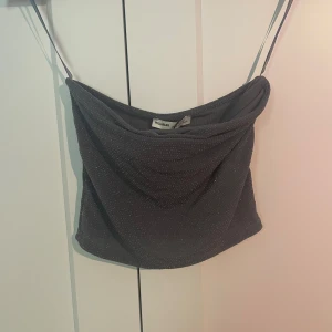 Ny tubtopp - Glittrig tubtopp från pull & bear. Lappen kvar storlek S