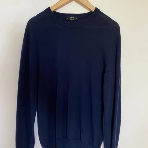 Merinoull tröja  - Tja, säljer nu en snygg marin blå stickad tröja, materialet är merino ull och tröjan är i fint skick. Hör av er vid minsta fråga:)