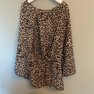 Leopard blus - Bra skick nästan aldrig använd!!! Sitter utmärkt på mig är ish 160 o ändvänder xs-s!bild på skriv till mig! Priset kan diskuteras.