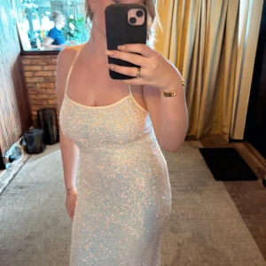 klänning - jag säljer denna klänningen från bubbelroom, använd 1 gång!  storlek m och är hela vägen ner på mig, jag är 176 cm.  jätte fin klänning att ha till bal/lärarmiddagar ! Köpt för 1500kr men säljer för 900, priset kan diskuteras också! 🥰🥰🥰