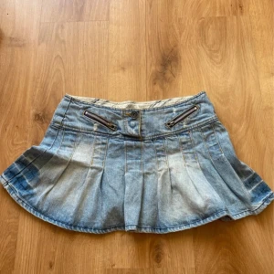 Jeanskjol - Jeanskjol med volanger, använd fåtal gånger! Storlek Xs 🤗🤗