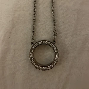 Silvrigt Edblad halsband - Säljer detta helt nya ( se prislapp) oanvändna silvriga eternity necklace shitt steel halsband från Edblad. 300kr