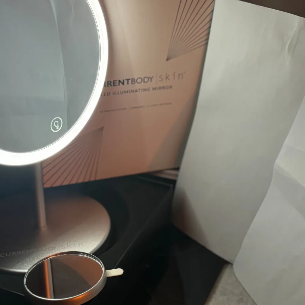 Currentbody skin led illuminating mirror.!  laddningslänk och en liten spegel kommer med jätte bra för skincare Eller smink 💄 . Nästan ny har använt någ gg bara ta en titt på bilderna 🪞man kan ändra ljusets färg till tre olika färger .!. Skönhet.