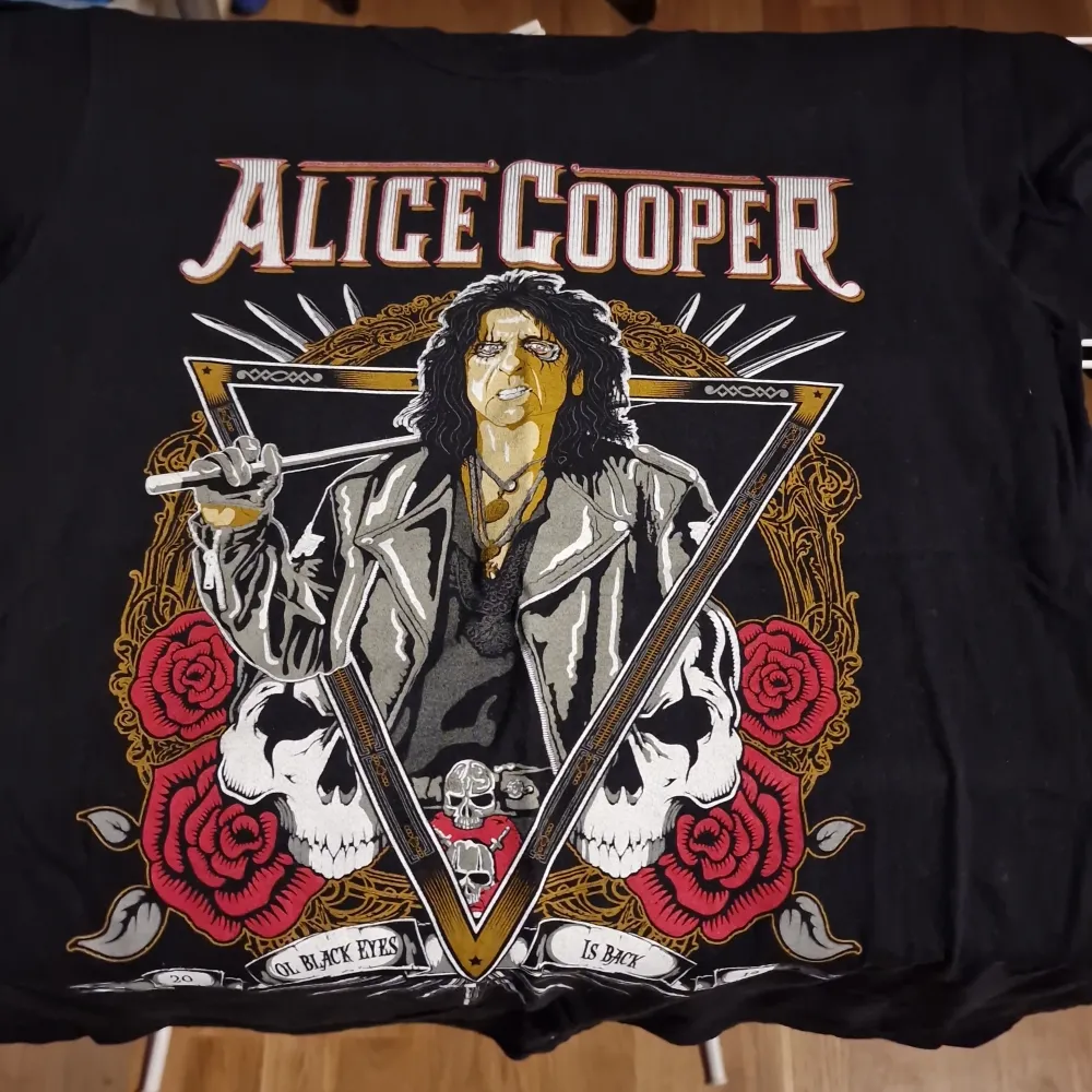 Alice Cooper konsert T-shirts, ganska oanvända, storlek medium, utom den första som det står large i, men det är alla lika stora. . T-shirts.