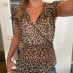 Blus i leopardmönster  - Så söt blus ❤️‍🔥❤️‍🔥🐆 Har en resår på magen som inte riktigt framgår på bild 😍 Nyskick!! 