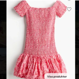 Rosa populär klänning - Säljer denna så så fina rosa klänning med puff kjol från hm. Den är helt slutsåld och i nyskick. Jag säljer den då den tyvärr inte passade mig. Det går jättebra att använda köp nu. Vid frågor är det bara att kontakta mig! 🥰💕