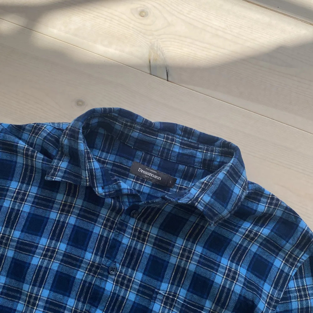 Blåa flanellskjorta från dressman, endast testad. Storlek L.. Paidat.