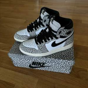 Nike Air Jordan 1 Retro High tech grey ”elephant print” size us7,5 (25,5cm) använda max 2h pga lite för stora. Bedöm cond utöver bilder.. 9/10 enligt mig! 1000kr