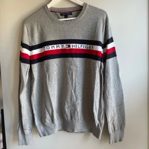 Långärmad tröja Tommy Hilfiger! - Säljer åt min pojkvän: Superfin finstickad långärmad tröja från Tommy Hilfiger! Skön och sval🖤 Nypris för liknande tröjor är över 1500kr, inköpt i USA och knappt använd!<3