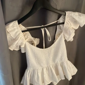 Supersnygg topp  - Topp från Zara som är i superfint skick, inga tecken på användning, säljes för att den inte kommer till användning💞