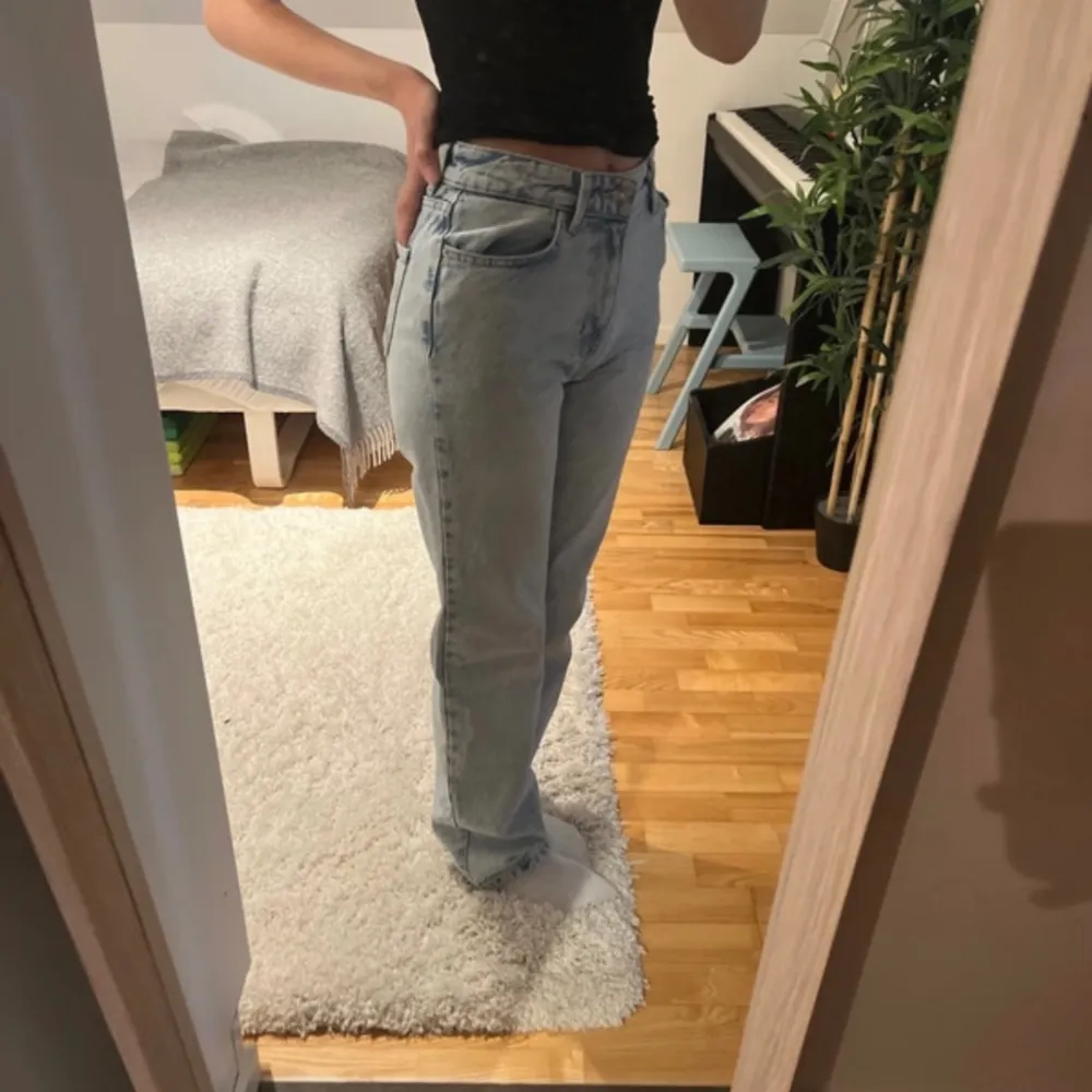 Sitter bra i midjan, mid-waist. Är ungefär golvlånga, jag är cirka 167 cm.  Normal i storleken. Mycket bra skick.  Midja: 32 cm Längd: 104 cm Insida: 77 cm. Jeans & Byxor.