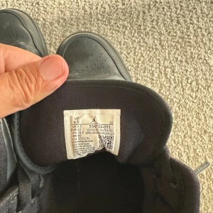 jordan 1 - Svarta jordans som är knappast använda, för små på mig så jag säljer de! 