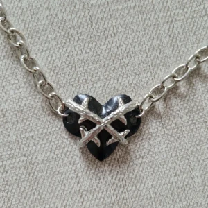 Halsband hjärta - Coolt halsband med hjärthänge 🖤 Fått i present men har inte använt det, så det är så gott som nytt :)