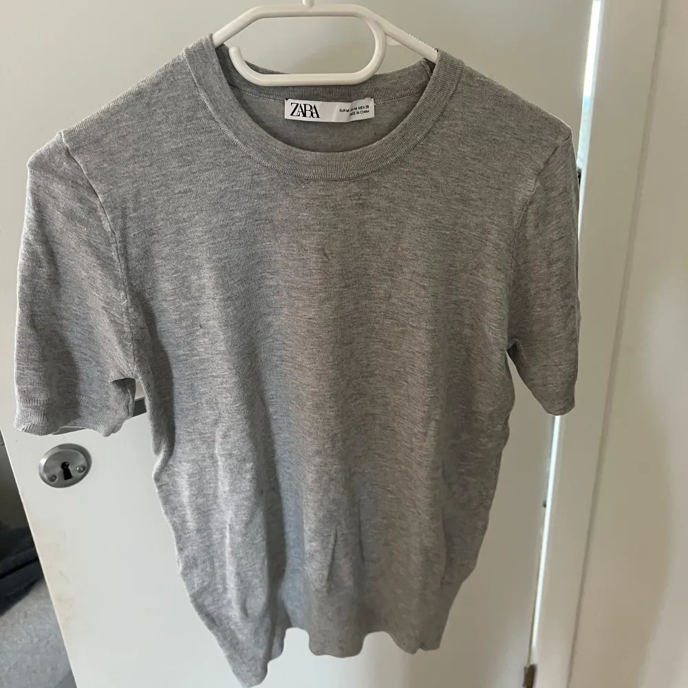 Superfin grå finstickad t-shirt från Zara, endast använd en gång💕. T-shirts.