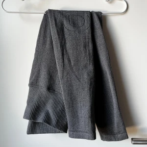 Aimn ribbade leggings - Väldigt bra skick då dessa knappt är använda. 