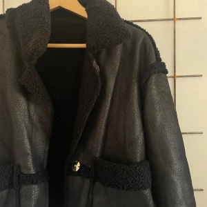 Svart ”läder” jacka - Fejk läder, men skön mellanvarm jacka med foder. Perfekt inför hösten! No brand, gissar på storlek 36