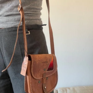 Handgjord handväska i brunt läder - Liten perfekt handväska i brunt läder, handgjord