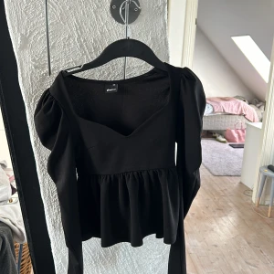 Svart blus  - Säljer nu denna svarta blusen från Gina tricot i storlek xxs då den blivit för kort för mig som är 179 ( den slutat vi naveln ). Fint skick o använd fåtals gånger då ja köpte fel storlek från början . Frakt 59kr