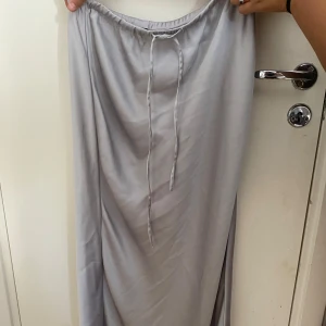 Kjol  - Nu säljer jag min fina kjol från gina🩵  Helt ny aldrig använd, bara provat, jätte fin silkes färg 🩵 storlek M men är väldigt stretchig så skulle säga M/L