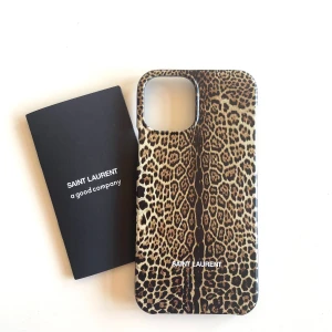 Ysl skal - Mobilskal från Yves Saint Laurent för en iPhone 12. Den är i nyskick och aldrig använd!