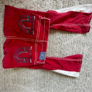 Röda true religions! - True religion i rött, super coola men kommer tyvärr inte till användning! Pris kan diskuteras!❤️