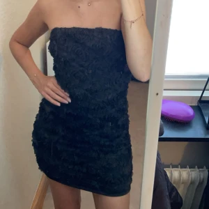 Tubklänning  - Svart tubklänning med rosor på, aldrig använd, endast testad! 