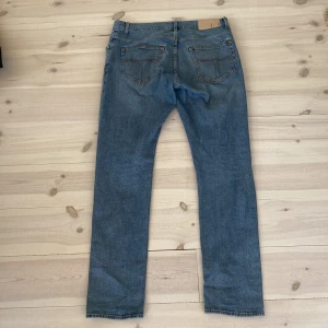 Blåa Tiger of Sweden jeans - Blåa Tiger of Sweden jeans i storlek 33/34. Litet hål vid bakfickan, se bild 2.