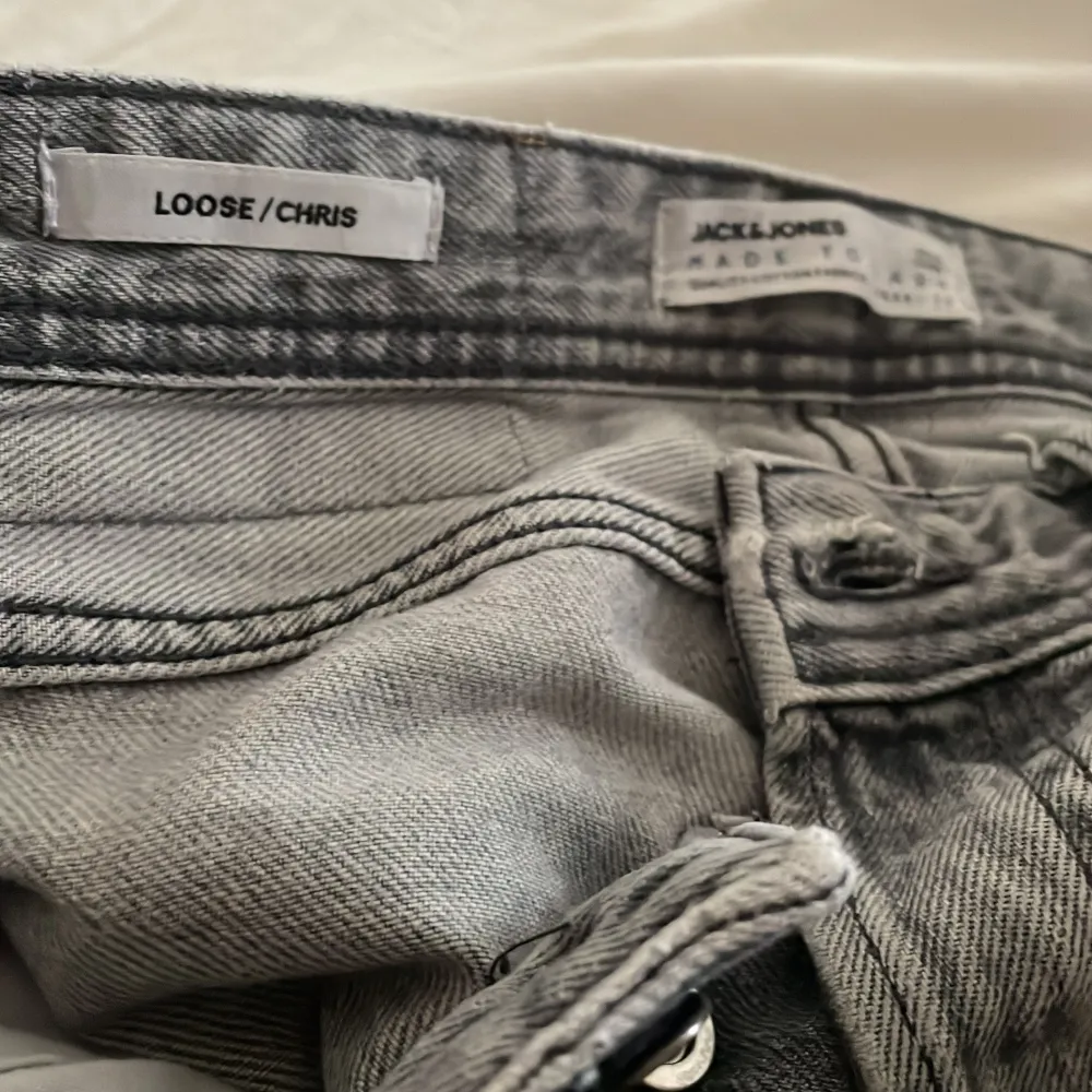 Säljer dessa feta gråa jack and Jones jeans i storlek 28/32 med en riktigt skön passform. Modellen heter ”chris”. Skriv för mer frågor . Jeans & Byxor.