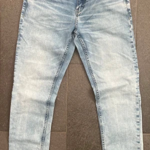 Jeans Junk de Luxe - Ljusa jeans i stretch av märket Junk de Luxe. Köpta hos Wagner, nypris 1200kr. Storlek 32/32. Använda ett fåtal tillfällen. 