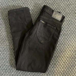 Svarta Lee Jeans slim - Säljer helt nya Lee Jeans 10/10 skick, aldrig använda bara testade. nypriset ligger på ca 700kr. Priset kan diskuteras, och våga fråga. Svarar gärna😊