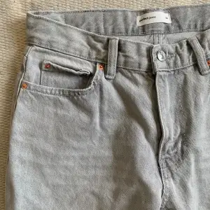 Raka jeans från Gina Tricot. Storlek 34. Säljer på grund av att de är för stora. Använda 1 gång. Ny utan prislapp. 