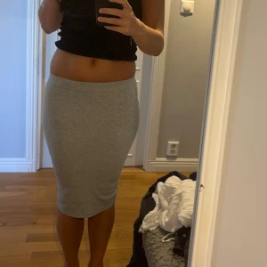 Grå kjol  - Grå kjol 🩶 Endast testad så väldigt fint skick! Säljer då den inte kommer till användning🩶storleken är XS men passar S lika bra! 