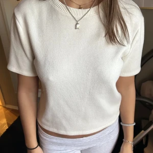 vit stickad tshirt  - jättefin stickad topp från zara, säljer eftersom den inter kommer till användning längre. Lite nopprig men utöver det är den i toppen skick!