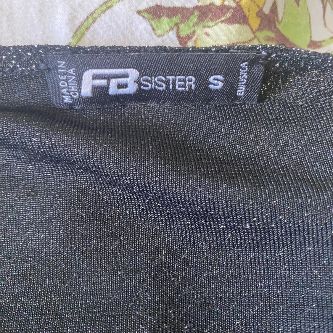 Glittrig crop top med långa ärmar - 91