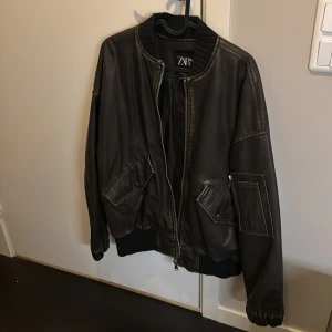 Zara jacka - Oversized skinnjacka från Zara i tvättad svartbrun färg. Använder ej längre  Fortfarande bra skick, har använt 2 ggr då den är lite för stor på mig.🤍🤍
