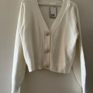 Kofta  - Fin kofta med fina knappar 💎💎💎 Ny med sin 🏷️ som ni ser på bilderna.! Ja kommer inte använda så ville sälja den.!