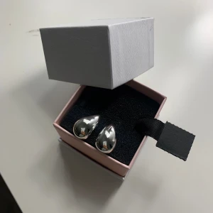 Silver öronhängen - Säljer dessa super fina ”vatten drop” öronhängenen då de inte har kommit till användning. Priset kan diskuteras 