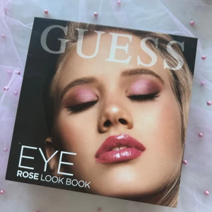 Sminkpalett - Ett perfekt ögonkit med ögonskuggor, kajal, mascara och spegel från Guess. 