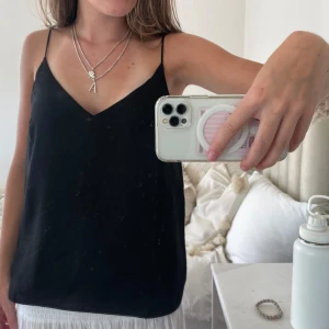 Svart festtopp - Jätte snygg fest topp som ej kommer till användning då den är för stor för mig!🐆
