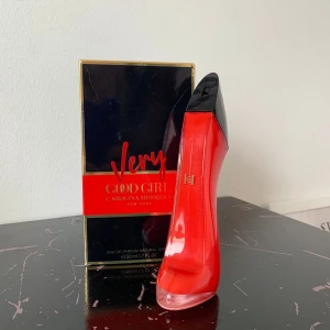 Carolina hererra parfym, 50ml - Säljer mina carolina hererra parfym som jag fick några veckor sen, inte min typ av doft så använt 1 gång. Hör av er vid funderingar ❣️