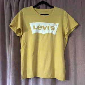 T-shirt från Levi’s - En gul t-shirt från Levi’s i strl M, använd fåtal gånger och är i bra skick utan några defekter! Pris kan diskuteras 