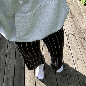 Randiga tygbyxor - Svart och vit randiga, tunga men svala tygbyxor från HM basic divided. Resår i midjan samt öppna ben. Storlek: S. Material: 100% viskos. :)