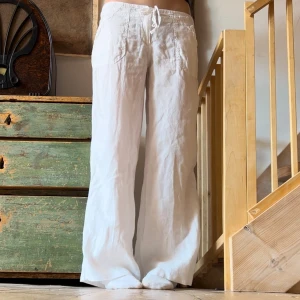 Linne byxor - Har en svag fläck på ena framfickan (bild 4), men annars i gott skick! 