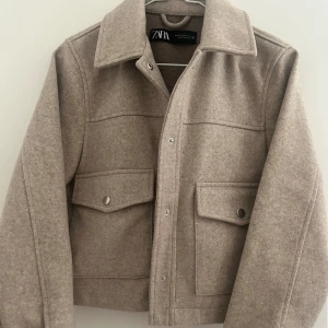 Zara kappa  - Säljer min fina zara kappa i storlek xs💗använd fåtal gånger så den är i bra skick!💞