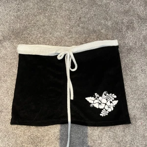 Jätte snygg lågmidjad kjol - Snygg lågmidjad kjol. Använt fåtal gånger men inga defekter. Ganska kort. Storlek S men passar nog XS-S. Ett fint vitt tryck på nedre delen. 