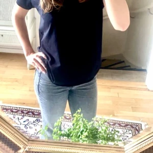 Filippa K T-Shirt - Svart bas T-Shirt i organisk bomull, strl. XL men liten i storleken.