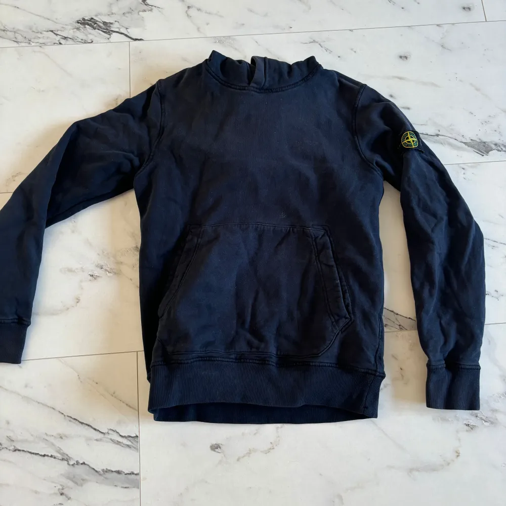 Fin Stone island hoodie som är i hyfsat skick. Skick 7/10. Det är storlek 14 i barnstorlek men sitter som xs/s. Hör av er om ni har några frågor!. Hoodies.