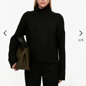 Ulltröja med polo från Arket - Nypris: 790kr.  Använd fåtal gånger!  100% ull. 